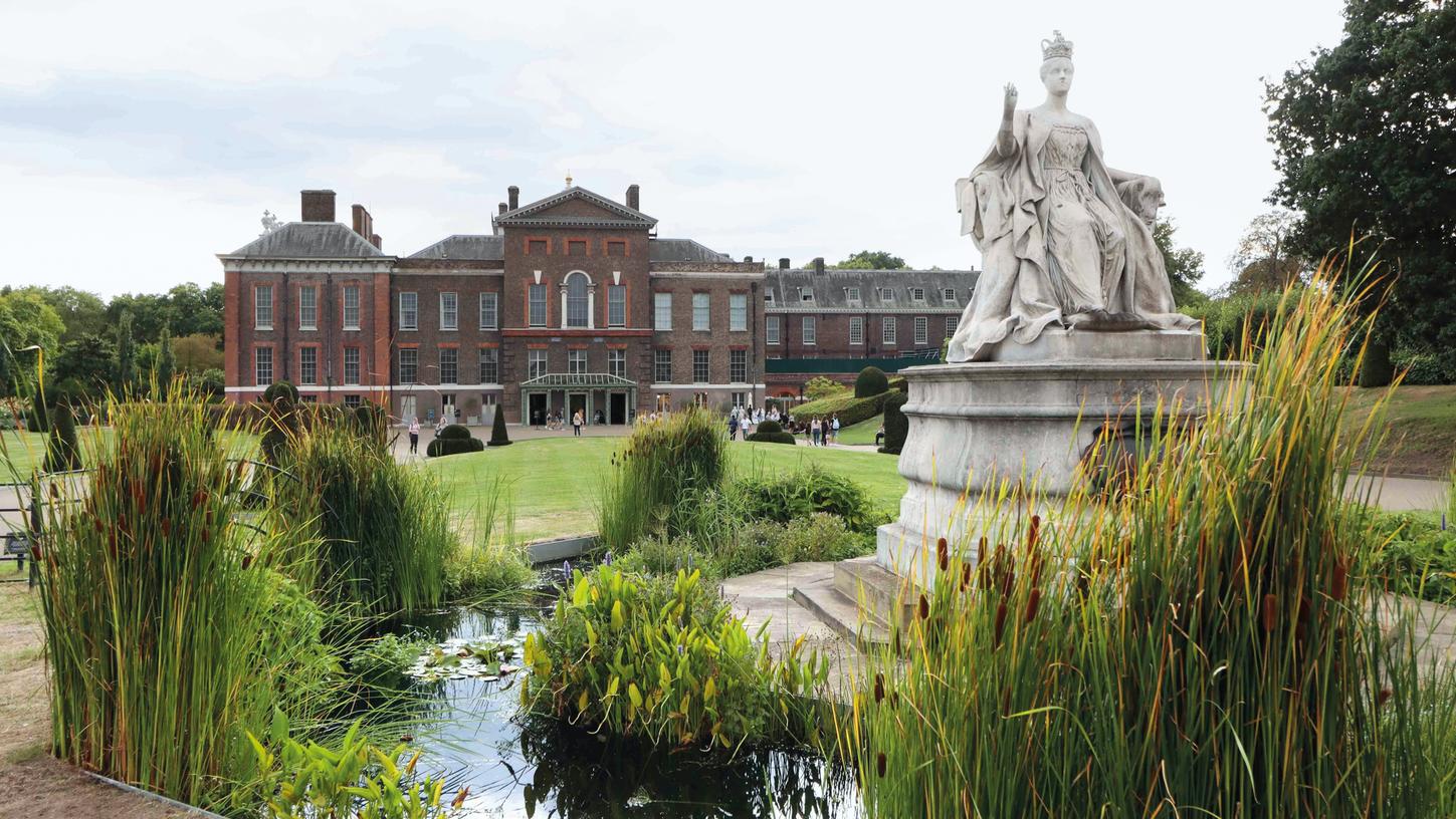 Vergleichsweise bescheiden ist der Kensington-Palast mitten in der Stadt, in dem auch Königin Victoria (hier als Denkmal davor) viel Zeit mit der Familie verbrachte.