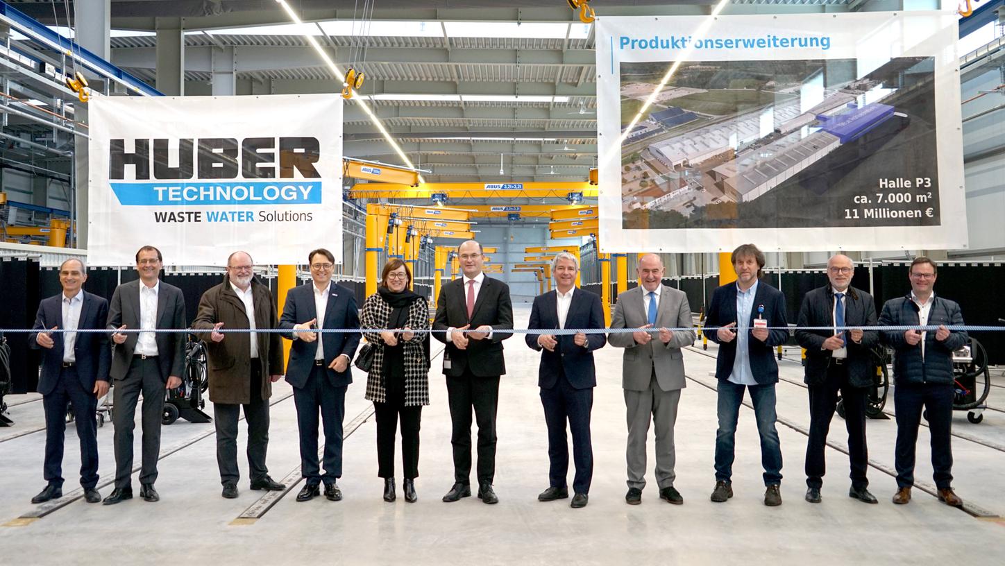 Zur Einweihung der neuen Produktionshalle P3 mit Vorstandsvorsitzendem Georg Huber (5.v.re.) gaben sich auch Staatsminister Albert Füracker und Landrat Willibald Gailler die Ehre. Zur Einweihung der neuen Produktionshalle P3 mit Vorstandsvorsitzendem Georg Huber (5.v.re.) gaben sich auch Staatsminister Albert Füracker und Landrat Willibald Gailler die Ehre.