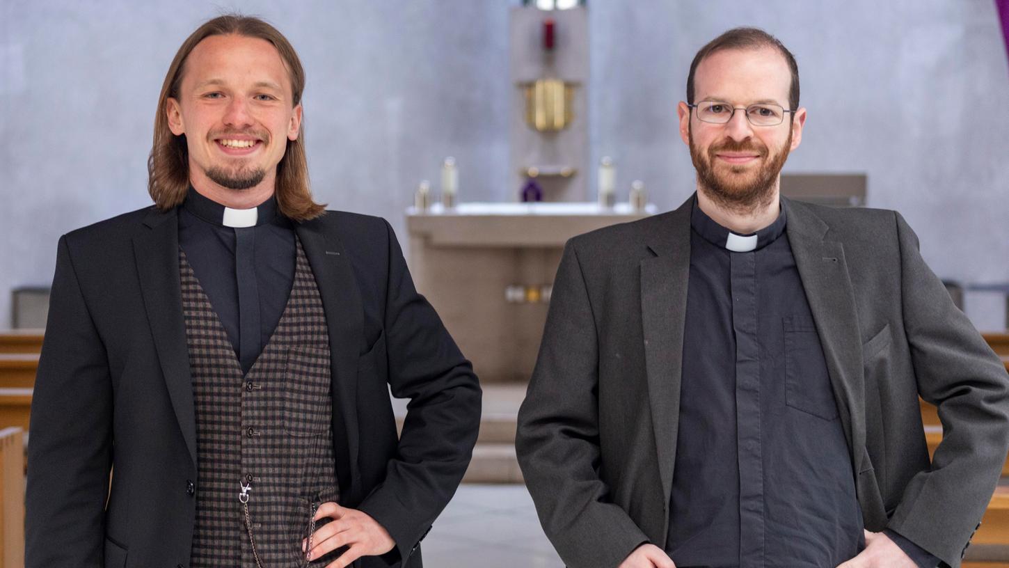 Die Diakone Patrick Zachmeier aus Deining (links) und Jean-Claude Wildanger aus Stuttgart (rechts) werden zu Priestern geweiht.