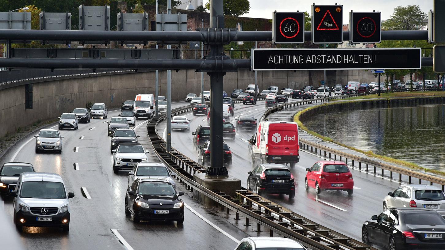 Umweltschützer fordern auf der Autobahn konstante 60 km/h auf dem Abschnitt durch die Stadt - auch wegen des Lärmschutzes. Umweltschützer fordern auf der Autobahn konstante 60 km/h auf dem Abschnitt durch die Stadt - auch wegen des Lärmschutzes.