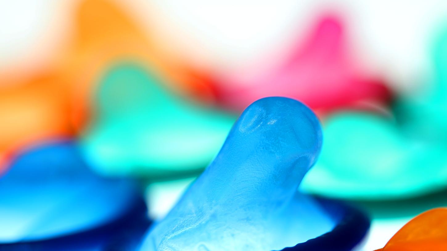 Kondome, hier auf einem Leuchttisch, können auch vegan hergestellt werden.  Die Berliner Firma Einhorn macht das und noch mehr vor. 