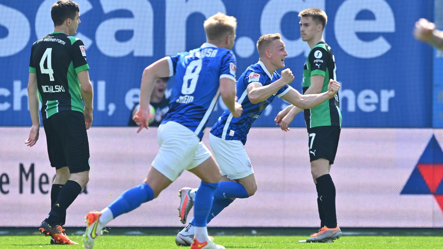 Die Entscheidung: Rostocks Kai Pröger bejubelt das 2:0 für den FC Hansa, das er gerade vorbereitet hatte.