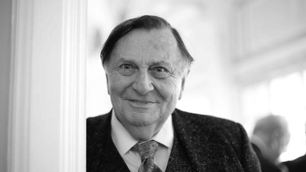 Wer sich in den 90er Jahren für Comedy interessiert hat, kam an einer Australierin nicht vorbei: Dame Edna, gespielt von Barry Humphries. Sie war seine mit Abstand bekannteste Rolle. Humphries starb im Alter von 89 Jahren.