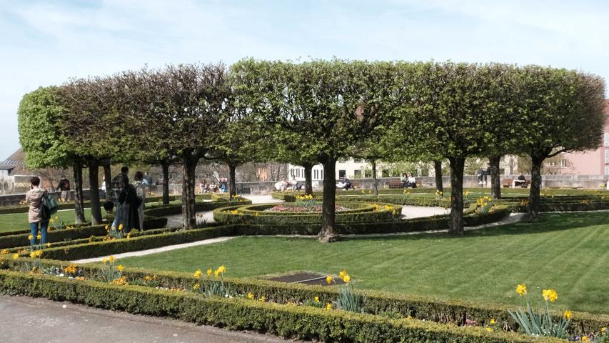 Geschafft! Der Aufstieg hat sich gelohnt: Der Burggarten auf der Kaiserburg lädt die Menschen wieder ein, die floralen Grüße zu genießen.