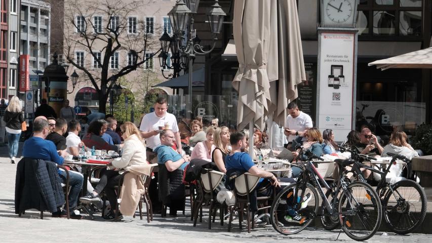 Nicht nur die Blumen recken ihre Köpfe gen Sonne, auch die Menschen suchen ihre Wärme. Am besten mit einem Kaffeegetränk vor einem Café in der Altstadt wie hier am Ludwigsplatz.