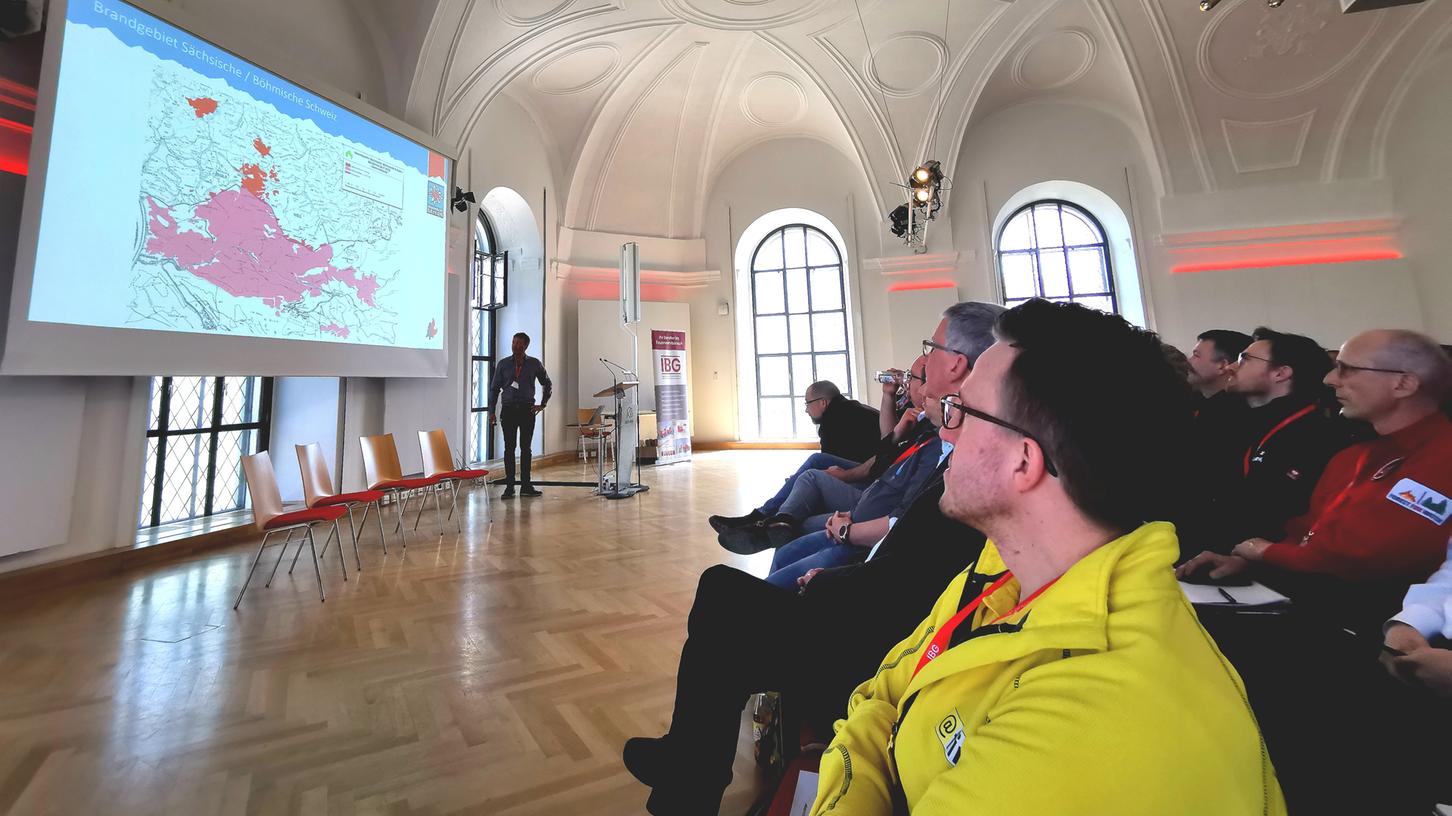 Jörg Häusler aus Vorra erklärte, wie die Bergwacht Bayern beim Waldbrand im Sachsen vergangenes Jahr die Feuerwehr unterstützt hat.
