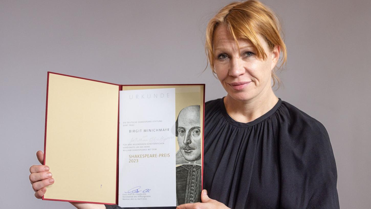 Die österreichische Schauspielerin Birgit Minichmayr zeigt nach der Verleihung des Shakespeare-Preises durch die Deutsche Shakespeare-Gesellschaft ihre Urkunde.