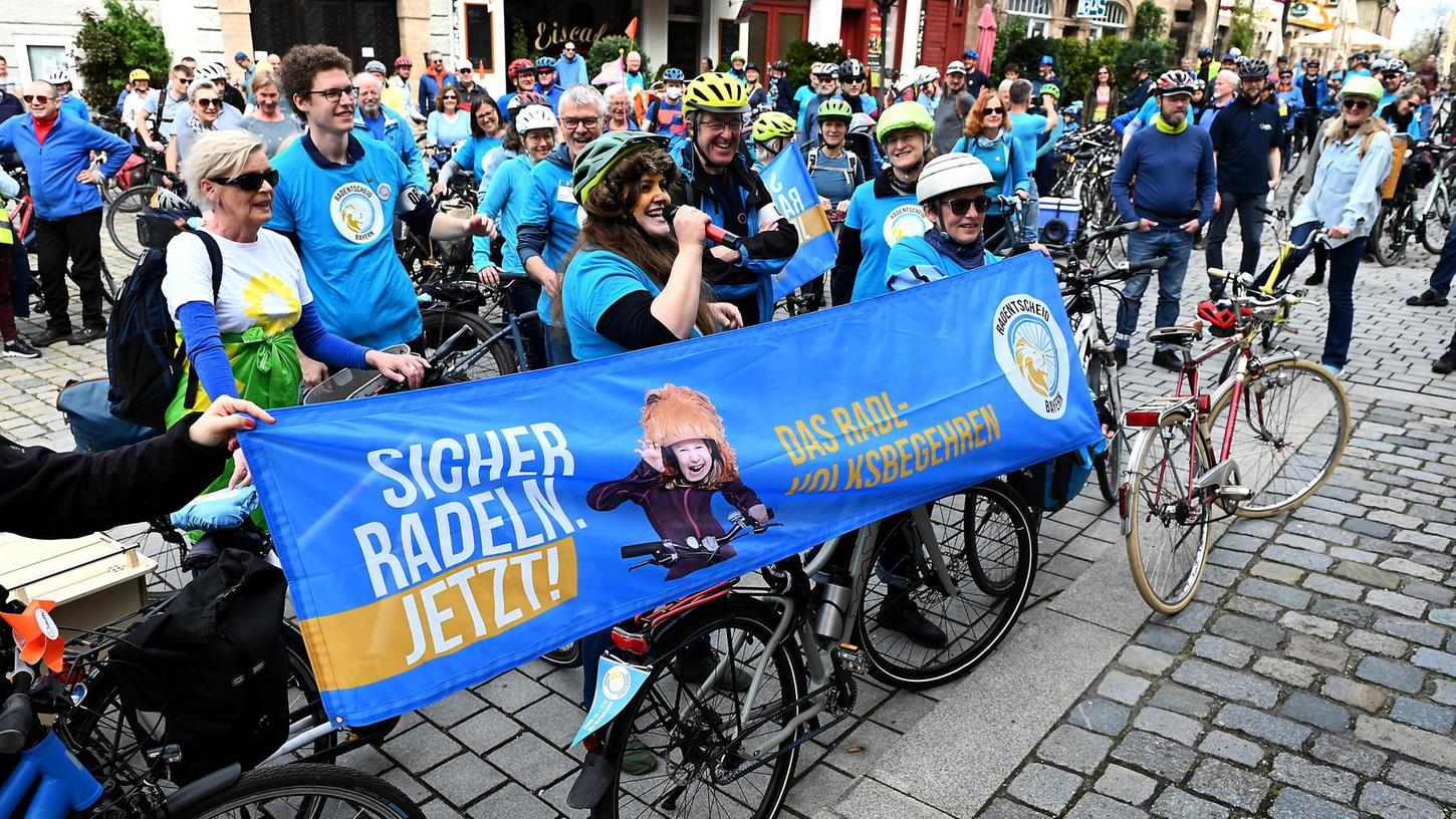 Der Grüne Markt in blau: Rund 250 Radlerinnen und Radler versammelten sich hier zur gemeinsamen Fahrt nach Nürnberg.