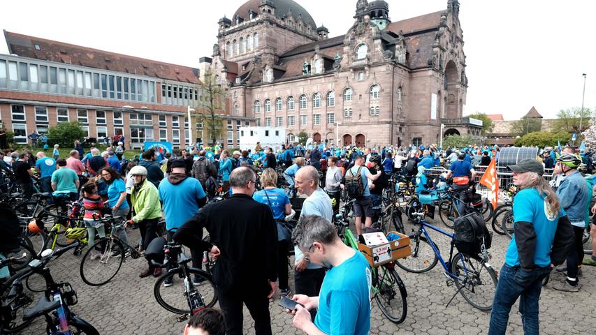 Viele Teilnehmerinnen und Teilnehmer hatten sich die blauen T-Shirts mit dem Logo des Radentscheids Bayern angezogen. 