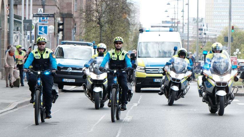 Die kilometerlange Fahrradkolonne wurde von zahlreichen Polizeifahrzeugen abgesichert, unter anderem von der neuen Fahrradstaffel der Nürnberger Polizei.