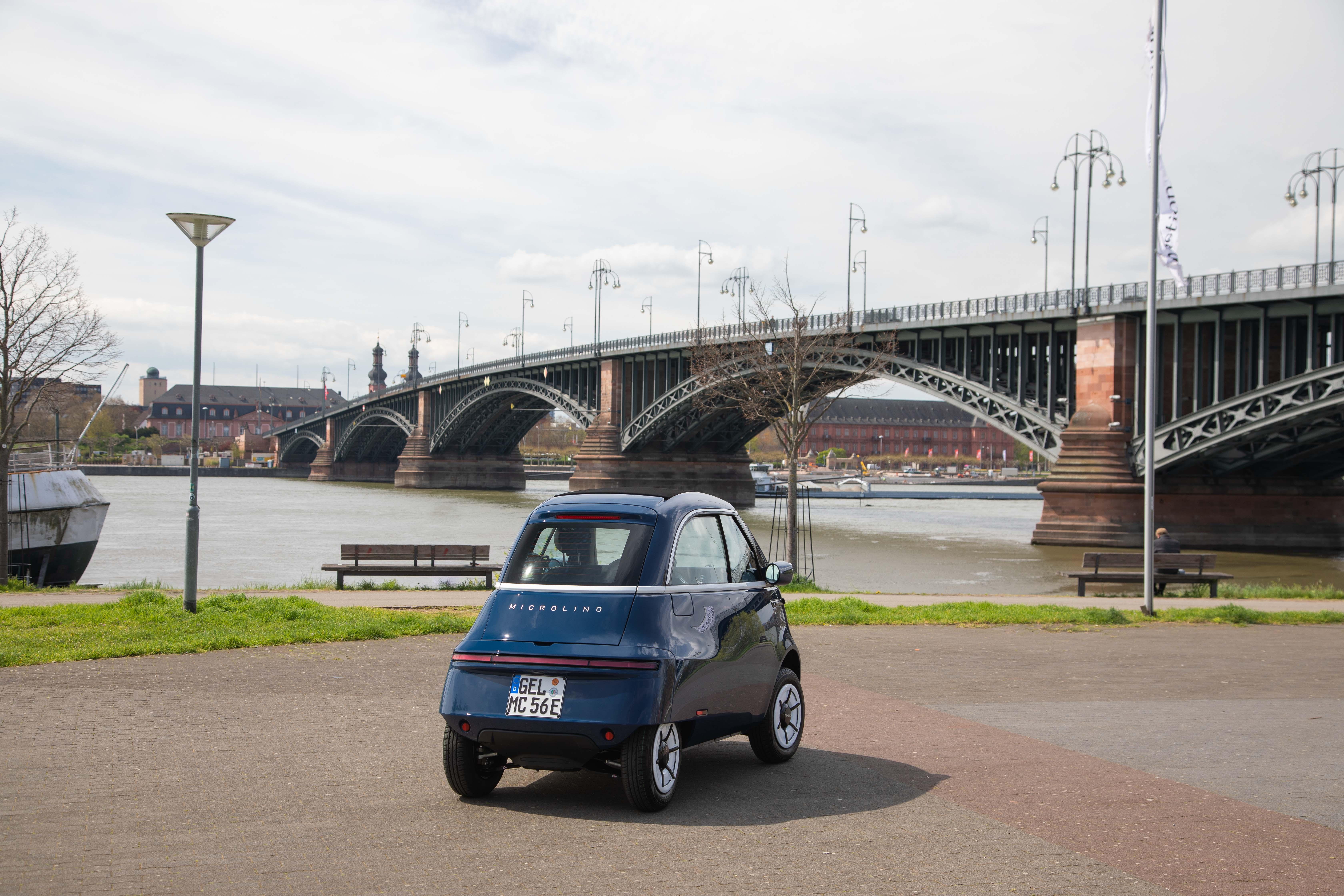 Ohne Batterie wiegt das Rollermobil lediglich 435 Kilogramm, mit gerade einmal 2,52 Metern Länge, 1,47 Metern Breite und 1,50 Metern Höhe sieht es in Wirklichkeit noch schmaler aus als auf Bildern.