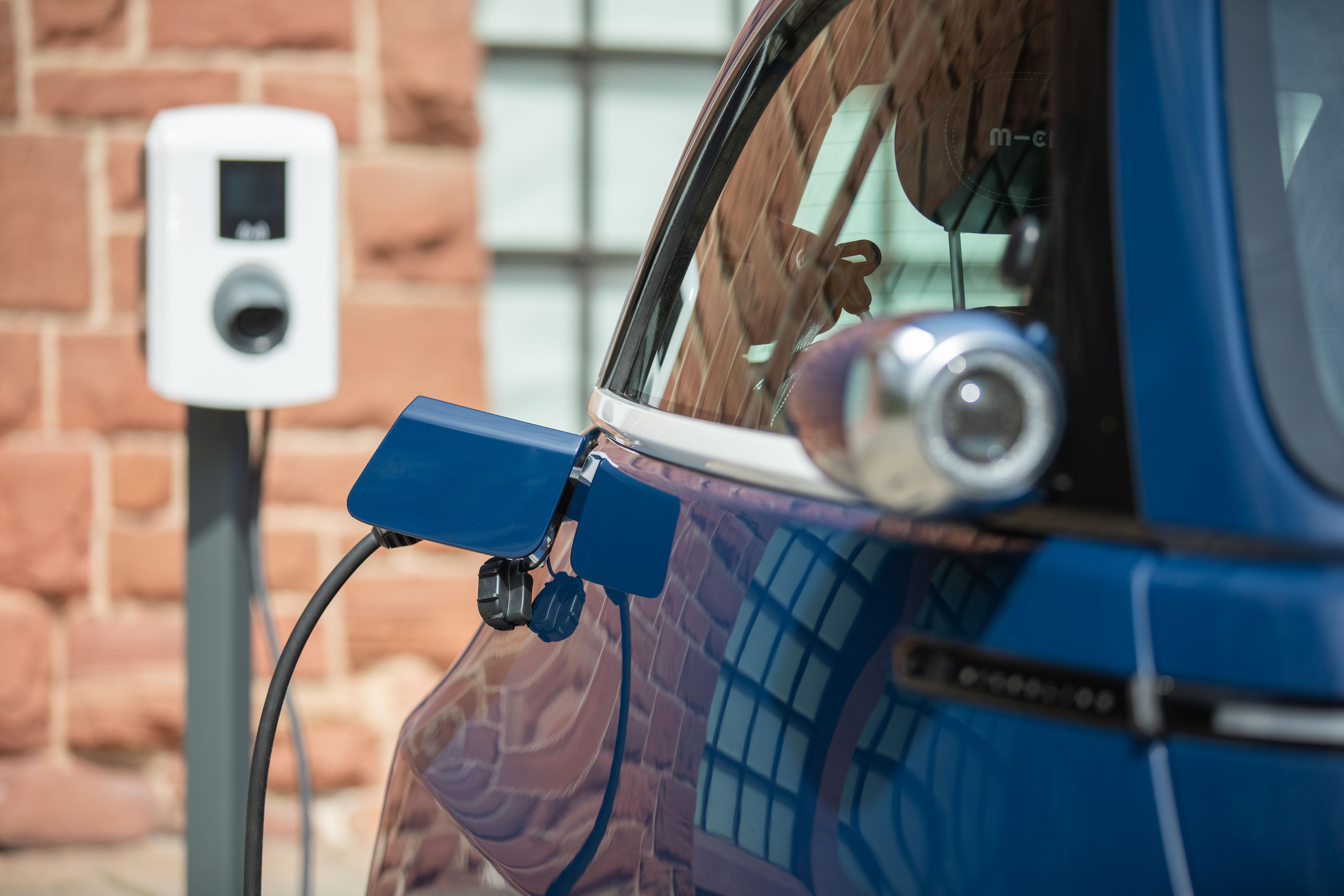 Aufgeladen wird mit 2,6 kW an der AC-Ladestation oder -Wallbox beziehungsweise an der Haushaltssteckdose, je nach Akkugröße dauert es drei bis vier Stunden, die Batterie von 0 auf 80 Prozent zu befüllen.