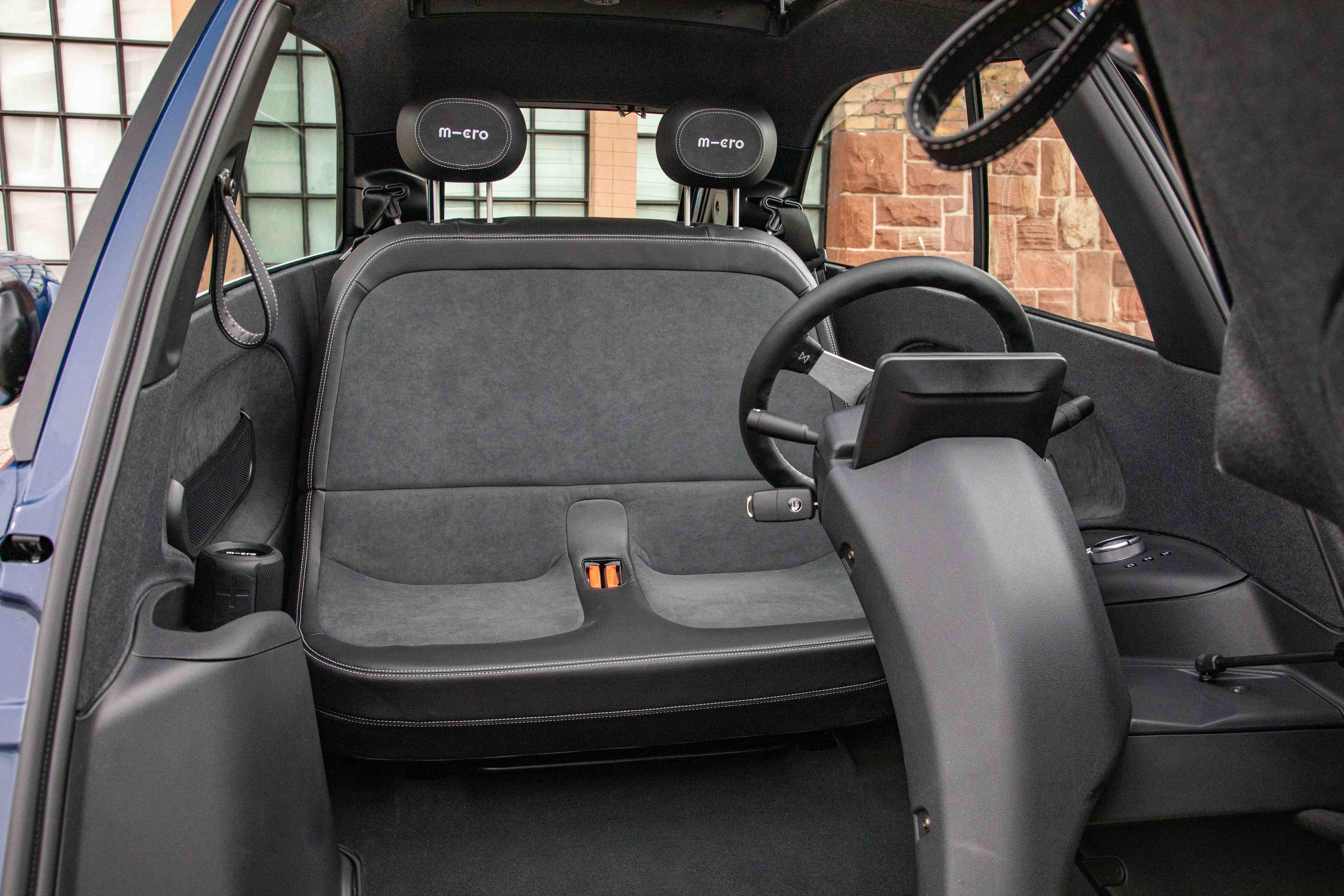 Die Zweier-Sitzbank ist längs verschiebbar, die Rückenlehne lässt sich nicht in der Neigung verstellen.