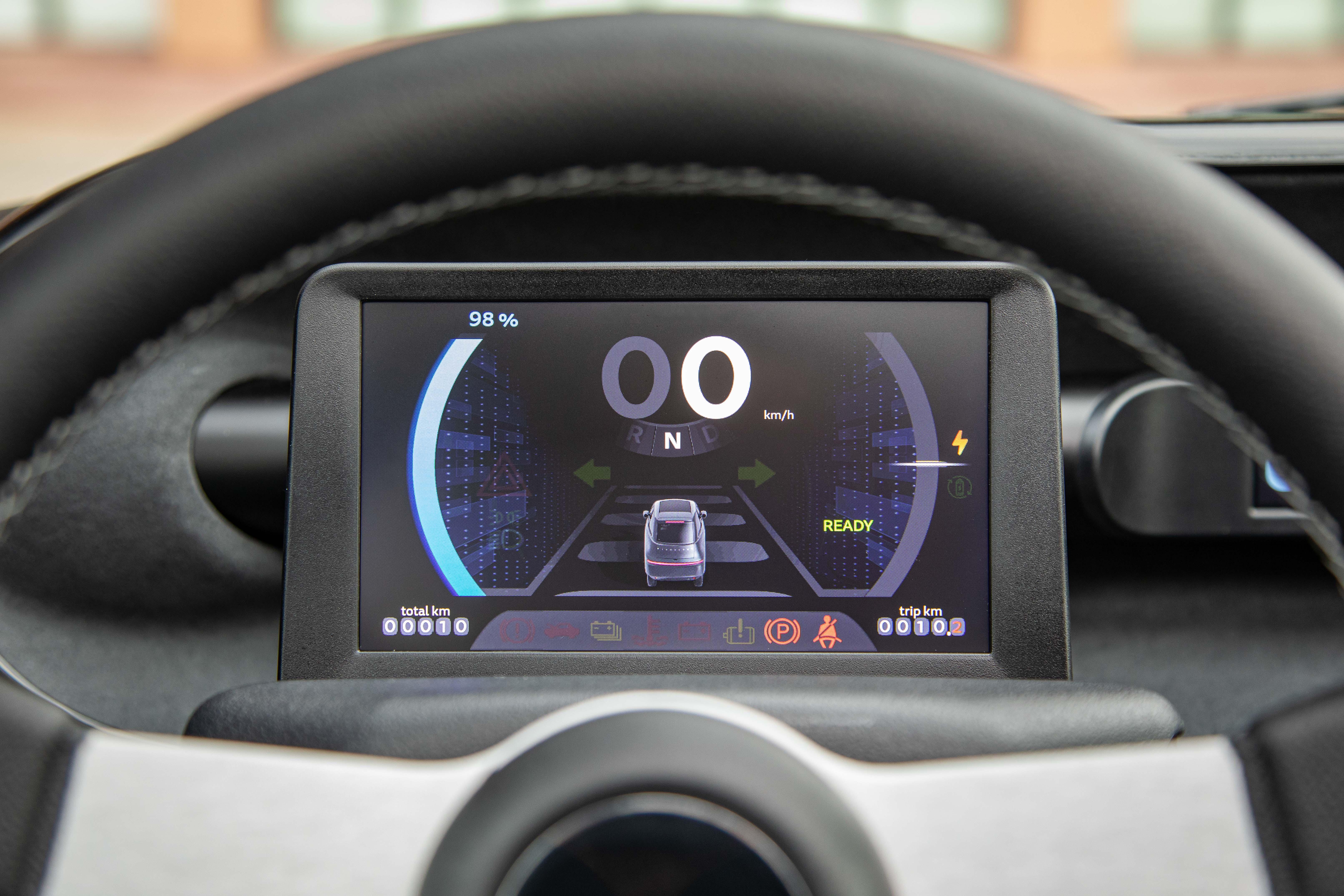 Das Fahrerdisplay zeigt neben fahrrelevanten Daten auch den Batteriestatus und den Stromverbrauch an.