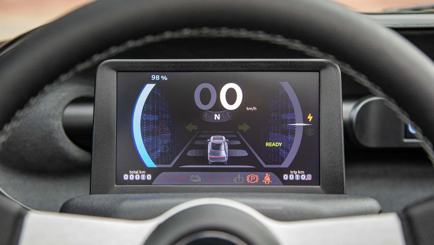 Das Fahrerdisplay zeigt neben fahrrelevanten Daten auch den Batteriestatus und den Stromverbrauch an.  