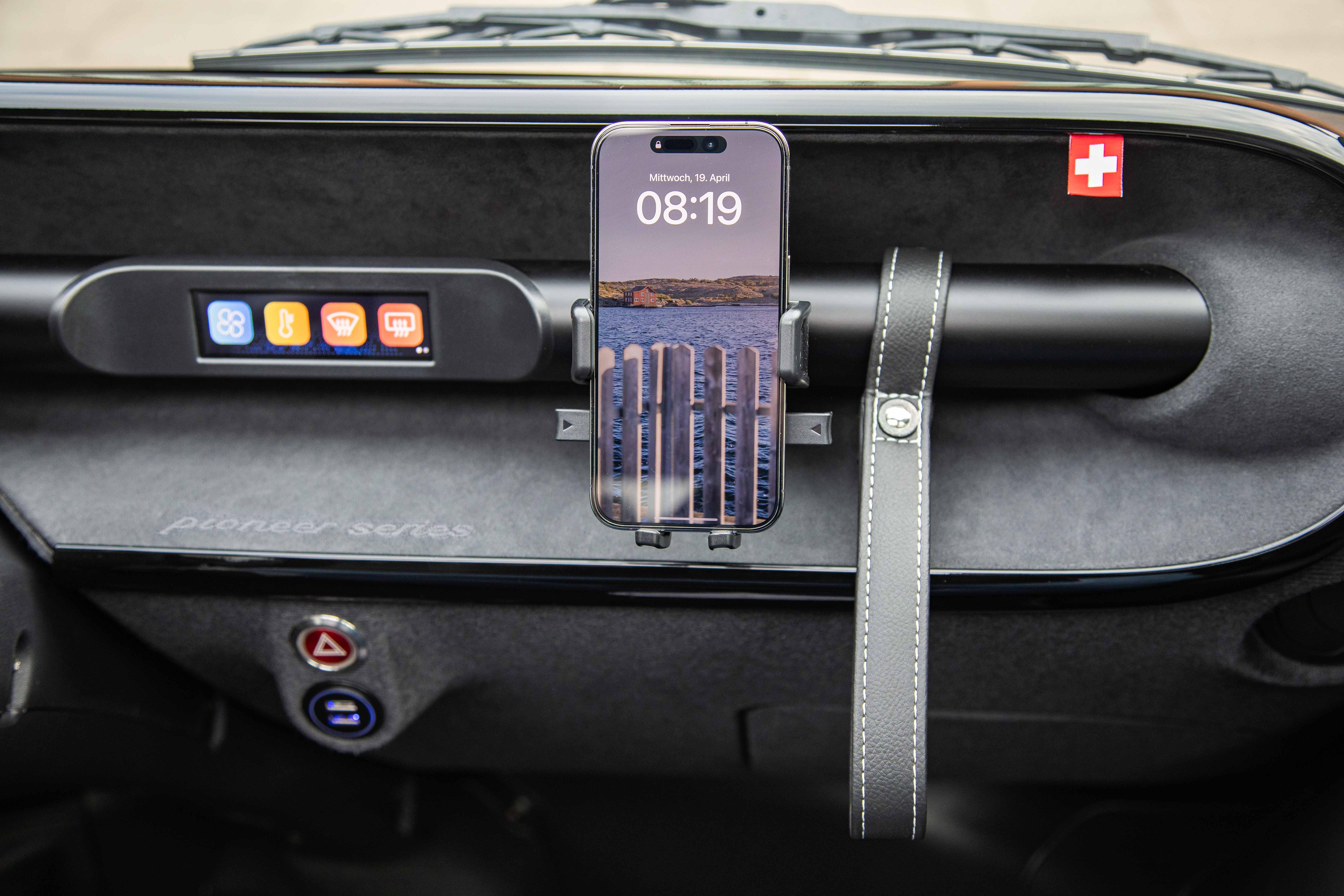 Über eine "Touch Bar" (links) lassen sich Komfortfunktionen wie Gebläse oder Heizung bedienen und die Heckklappe von innen öffnen.