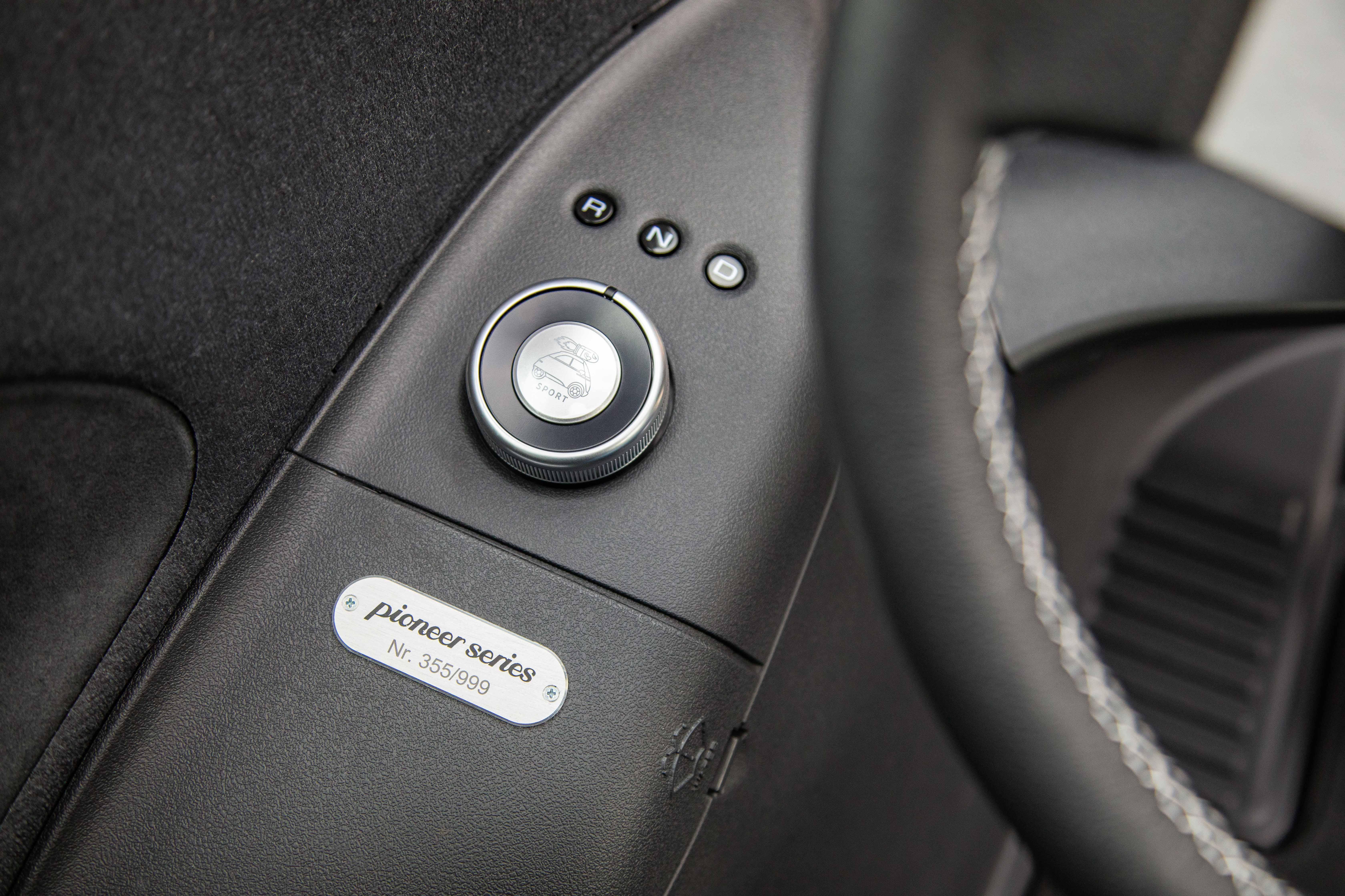 Die Fahrstufen und der Sportmodus werden über einen Dreh-Drück-Regler angesteuert.