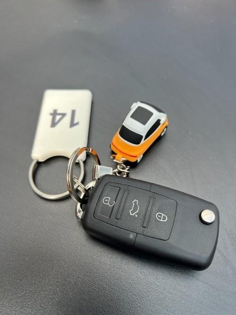 Gestartet wird mit einem "Zündschlüssel". Wem der bekannt vorkommt: Er entstammt älteren Volkswagen-Beständen.