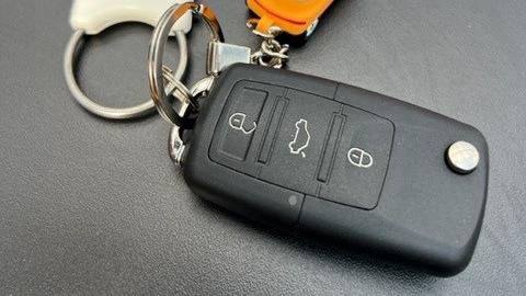 Gestartet wird mit einem "Zündschlüssel". Wem der bekannt vorkommt: Er entstammt älteren Volkswagen-Beständen.