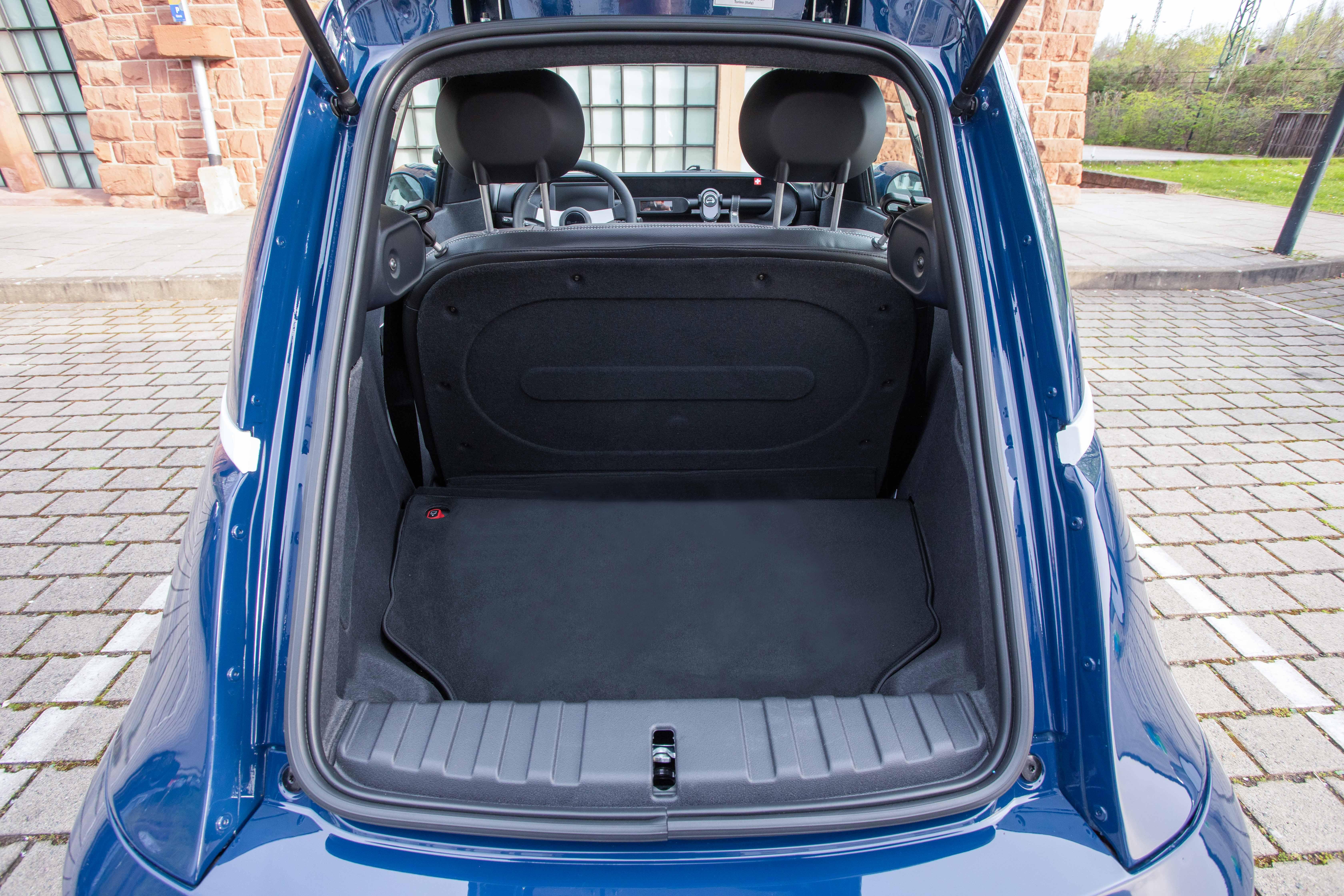 Der erstaunlich geräumige Kofferraum bietet ein Volumen von 230 Litern und nimmt bis zu drei Getränkekisten auf.