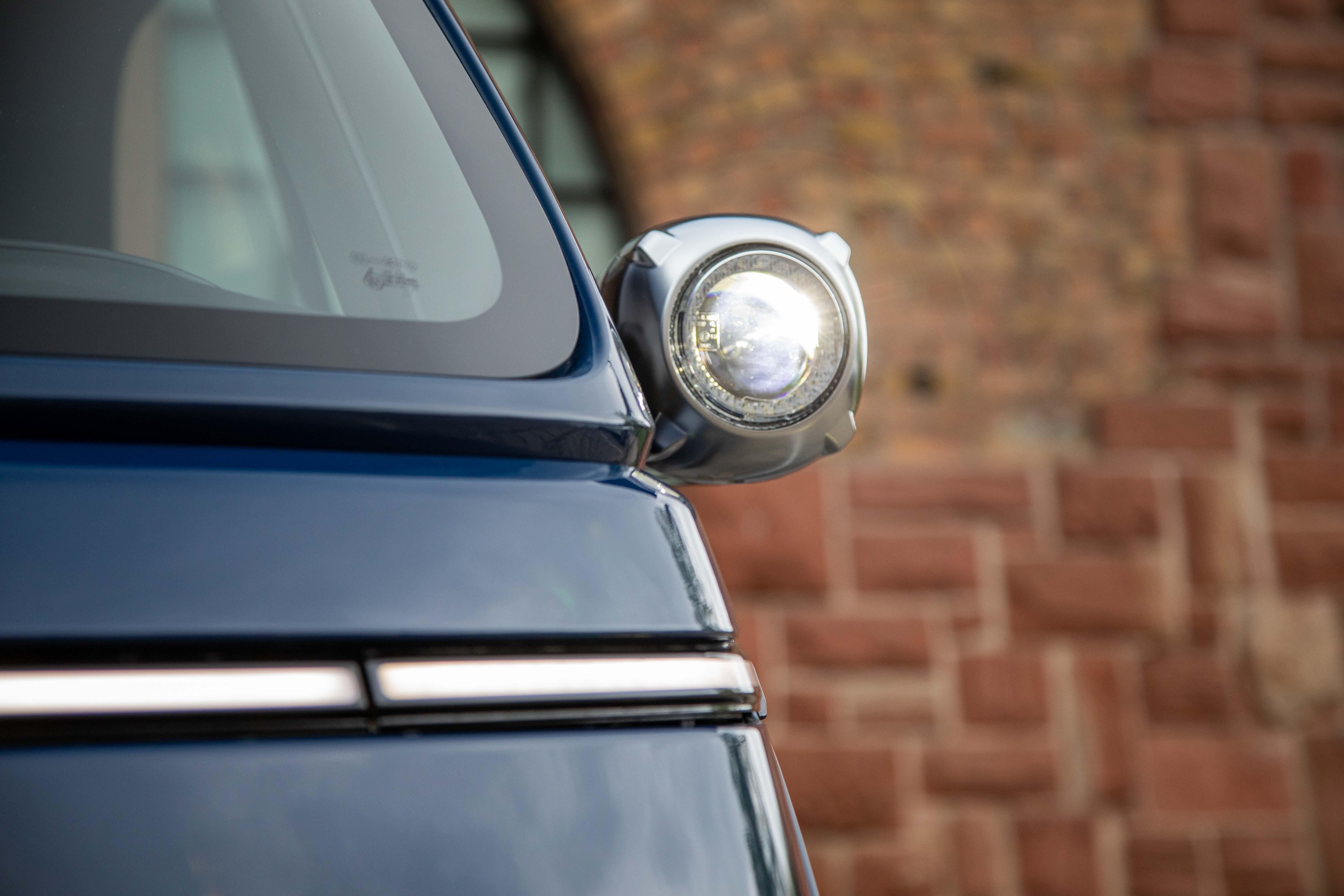 In das Gehäuse der Außenspiegel sind auch die Scheinwerfer integriert.