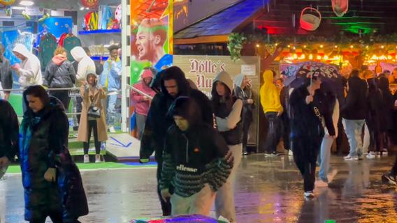 Gewitter-Walze rollt über Nürnberger Frühlingsfest: Menschen suchen vor Regen Schutz
