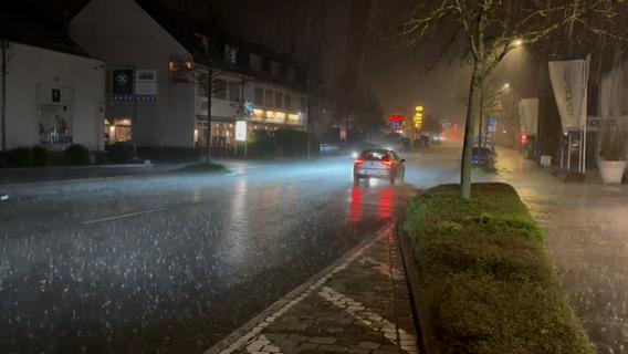 In Fürth ging am Sonntagabend (23.04.2023) ein Gewitter mit Starkregen nieder.