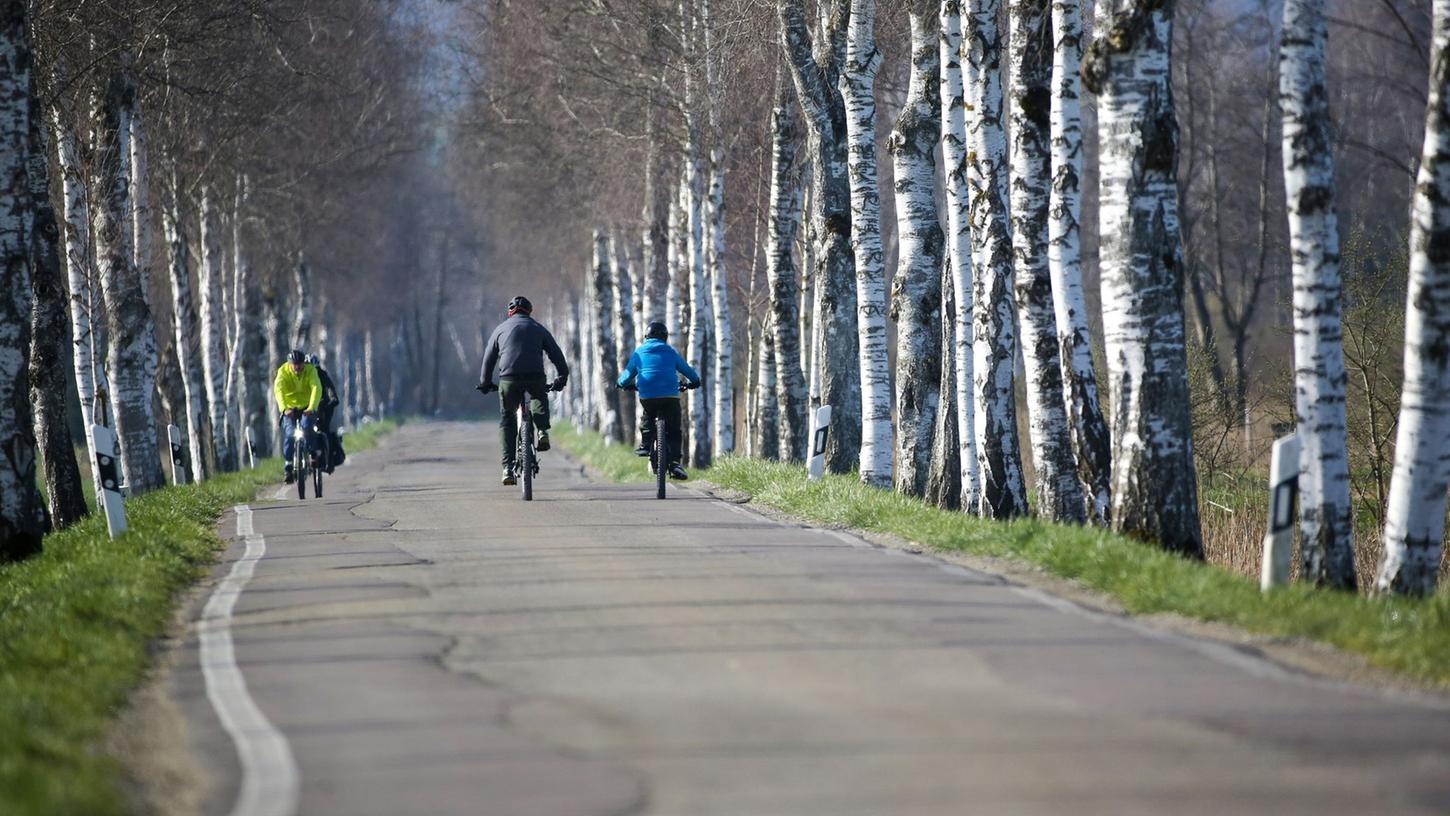 Radfahrer sind im baden-württembergischen Pfrungen unterwegs. Radfahrer sind im baden-württembergischen Pfrungen unterwegs.