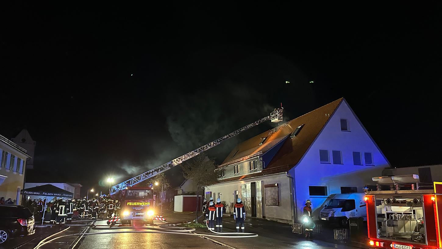 Löscharbeiten der Feuerwehr am Einschlagsort. Löscharbeiten der Feuerwehr am Einschlagsort.