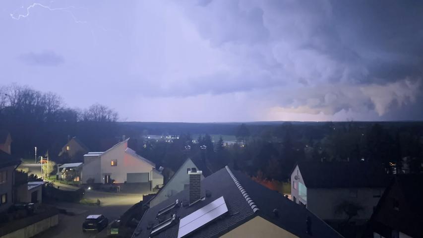 Das Gewitter zog ebenfalls über die Oberpfalz: In Pyrbaum (Landkreis Neumarkt) kündigte sich das Unwetter mit lautem Donnergrollen und dunklen Wolken an.