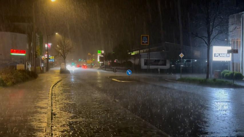 Ebenfalls auf der Route der Wetterwalze lag Fürth: Besonders den Autofahrern erschwerten die Regenmassen, die das Gewitter im Gepäck hatte, die Sicht.
