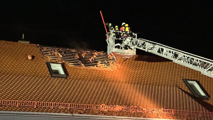 In Muhr am See (Landkreis Weißenburg-Gunzenhausen) schlug ein Blitz in ein Hausdach ein. Drei Personen wurden bei dem Blitzeinschlag und dem darauffolgenden Dachbrand verletzt. Sie erlitten unter anderem ein Knalltrauma sowie ein Hochspannungstrauma.