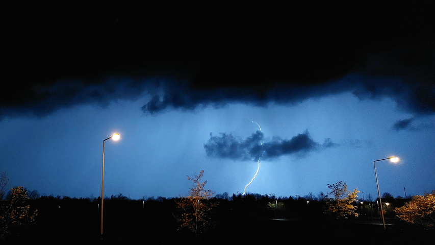 Blitze durchzogen den nächtlichen Himmel über der kleinen Stadt südöstlich von Nürnberg.