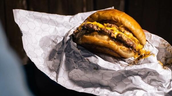 Smashed Burger in der Flaniermeile: Beliebter Bulettenbrater eröffnet neue Filiale in Nürnberg