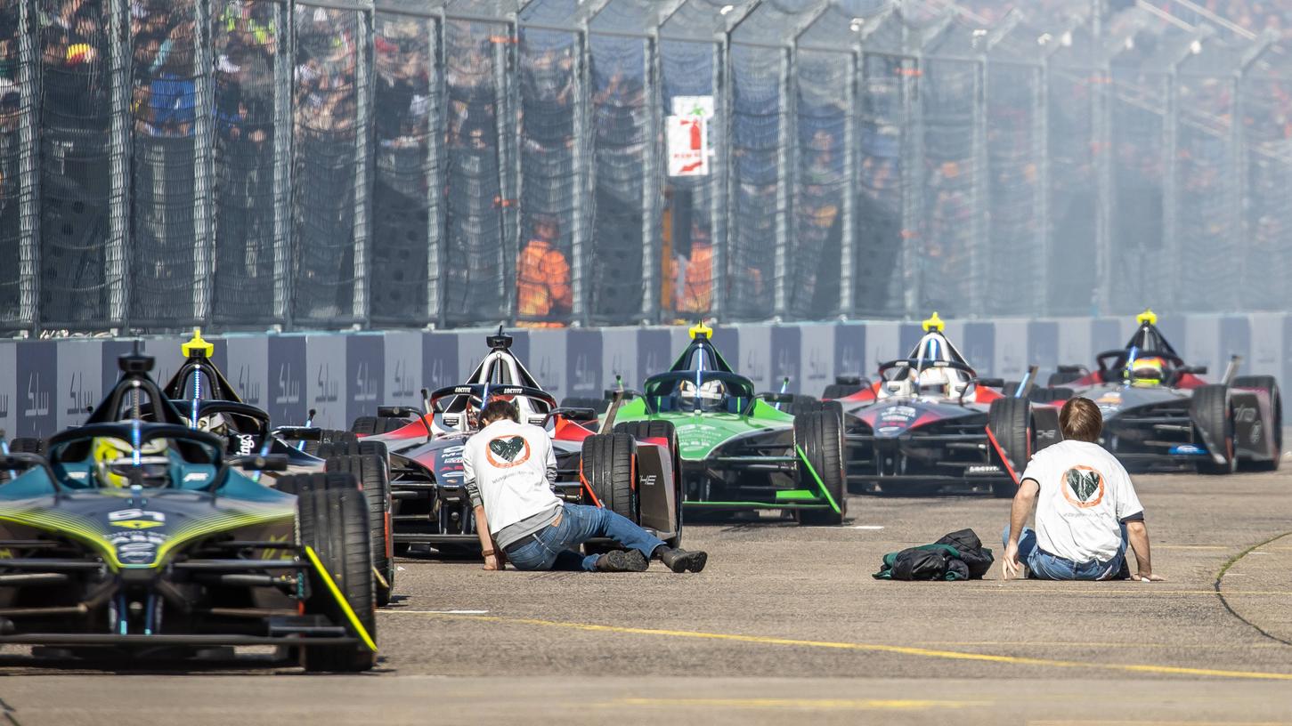 Klimaaktivisten der letzten Generation klebten bei der Formel E in Berlin auf der Startbahn der Rennstrecke. Klimaaktivisten der letzten Generation klebten bei der Formel E in Berlin auf der Startbahn der Rennstrecke.