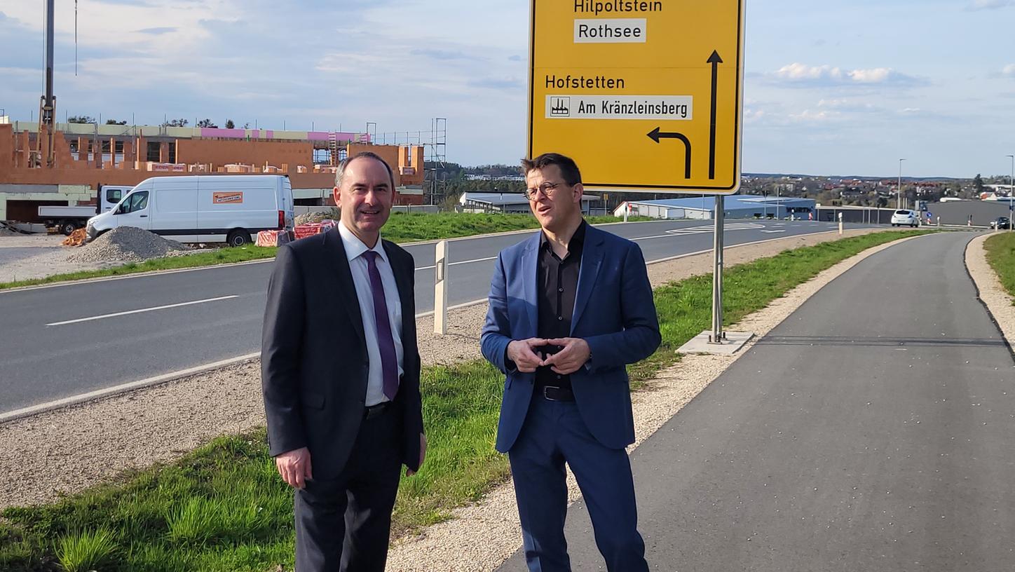 Der Stellvertretende Bayerische Ministerpräsident und Wirtschaftsminister Hubert Aiwanger und Landratskandidat Helmut Bauz tauschen sich über die Entwicklungschancen des Wirtschaftsstandortes Landkreis Roth aus. 