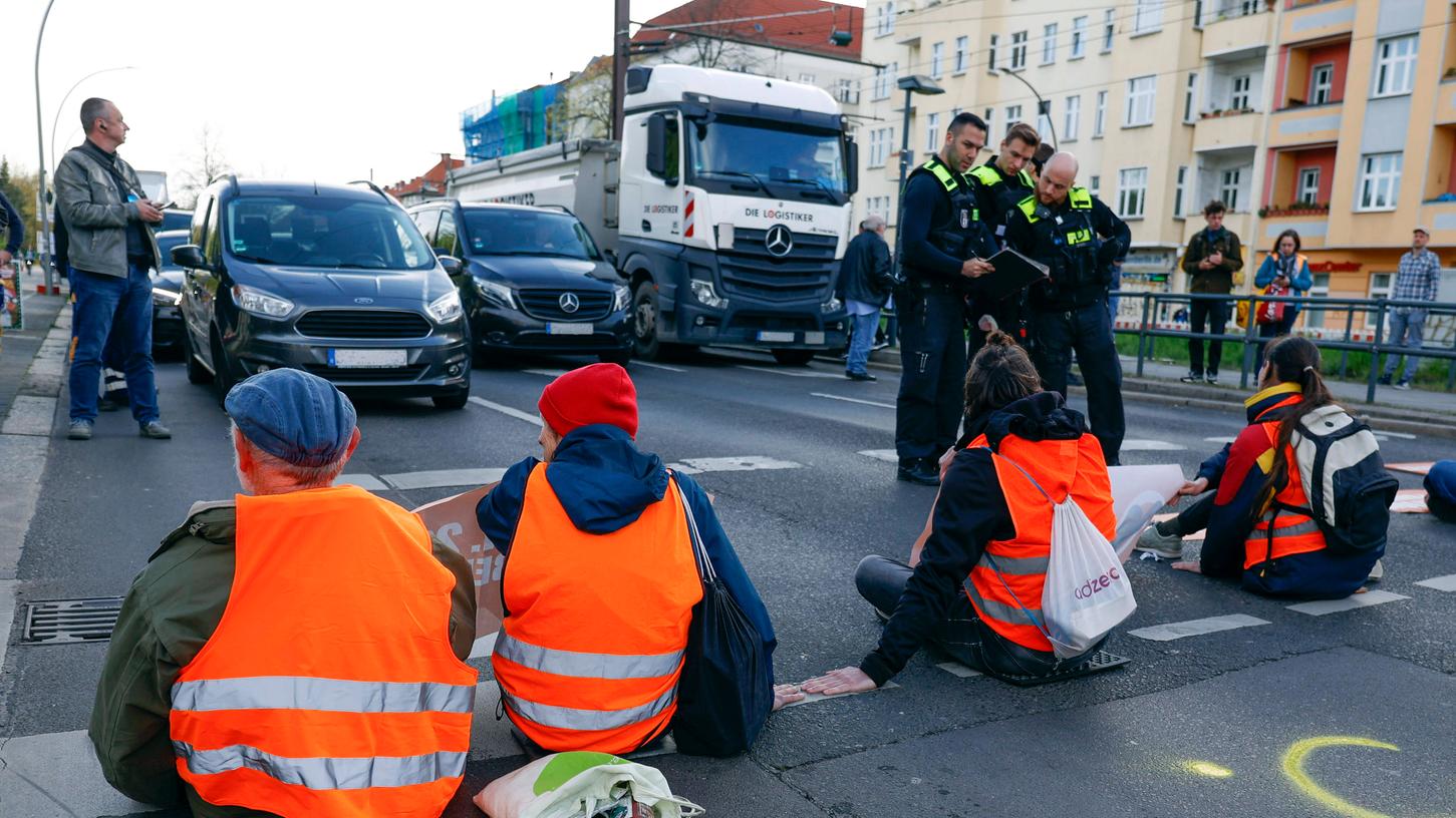 Aktivisten der Letzen Generation blockieren die Danziger Strasse Ecke Greifswalder Strasse. Aktivisten der Letzen Generation blockieren die Danziger Strasse Ecke Greifswalder Strasse.