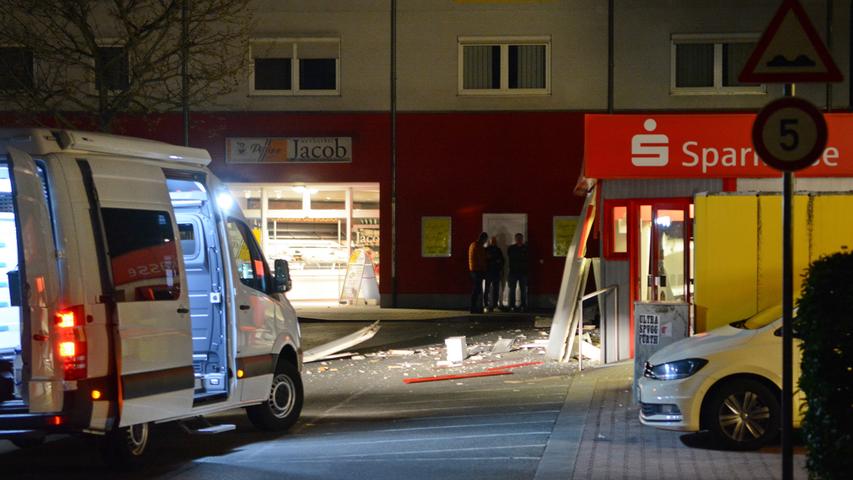In den frühen Morgenstunden des Dienstags (25.04.2023) sprengten mutmaßlich zwei Täter zwei Geldautomaten in Fürth.