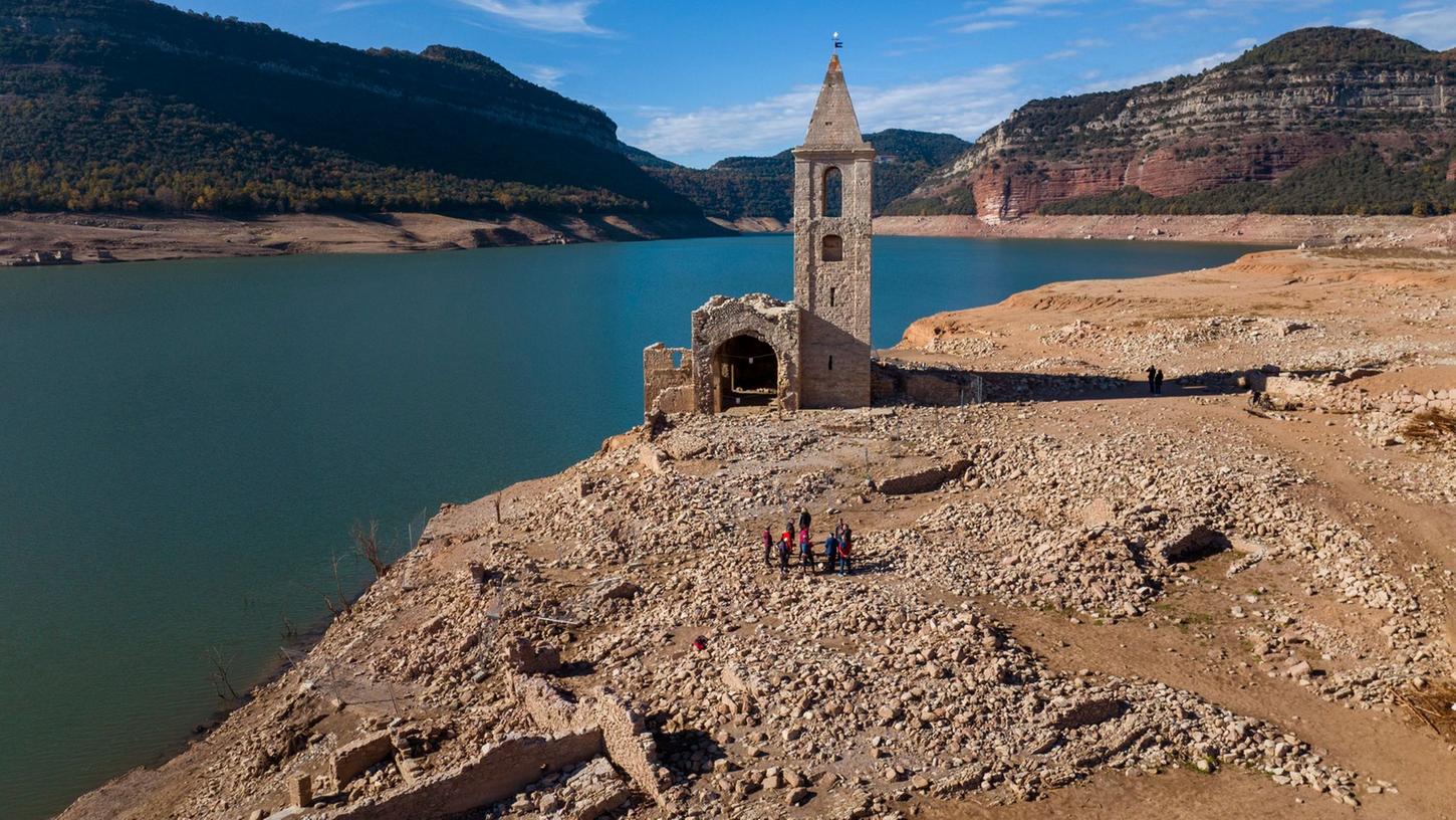 Normalerweise von Wasser bedeckt: Eine Kirche und die Überreste eines alten Dorfes im Stausee von Sau in Spanien. Normalerweise von Wasser bedeckt: Eine Kirche und die Überreste eines alten Dorfes im Stausee von Sau in Spanien.