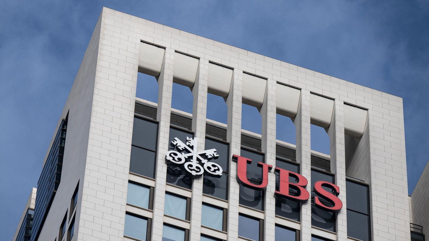 Die UBS verwaltete Ende März 4,16 Billionen Dollar an Vermögen. Zusammen mit dem Geschäft der CS wären es über fünf Billionen Dollar -  und die UBS damit mit Abstand der größte Vermögensverwalter der Welt.