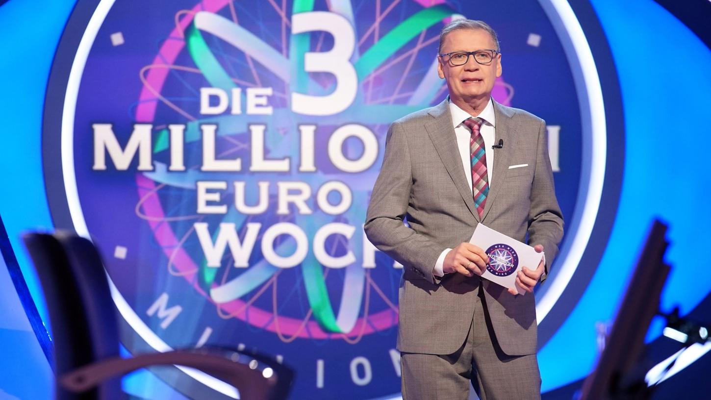 Moderator Günther Jauch steht in der Kulisse der RTL-Quizshow "Wer wird Millionär?". (Archivbild)