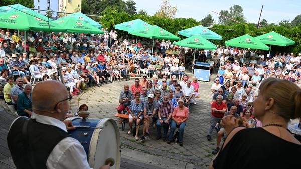 Am Montag startet man im LGS-Park in Neumarkt die neue Saison von "Sommer im Park". Bis in den Juli hinein finden hier wieder zahlreiche Open-Air-Events für alle Altersgruppen statt. Weitere Infos zum Opening erhalten Sie hier.