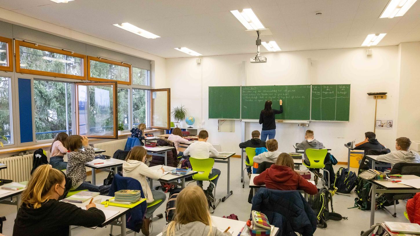 Bayerns Kabinett hat die schrittweise Anhebung der Lehrer-Eingangsgehälter an Grund- und Mittelschulen beschlossen.