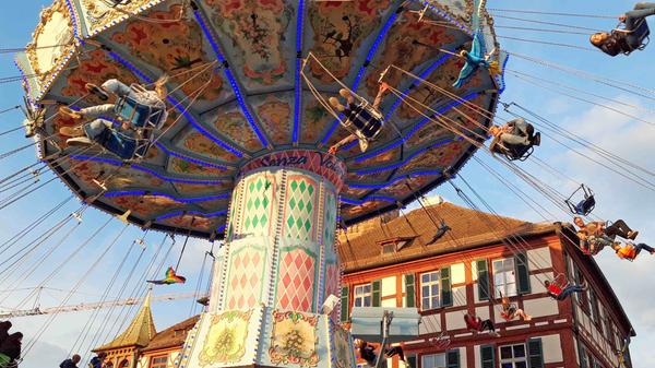 Mit einem Festzug, der sich am Hallenbad in Bewegung setzt, startet am Freitag die diesjährige Kinderkirchweih in Schwabach. Auf dem Königsplatz und dem Martin-Luther-Platz sind Fahrgeschäfte und Fressbuden aufgebaut. Dazu gibt's eine Mitmachbühne. Der täglich ab 11 Uhr geöffnete Rummel endet am Dienstagabend.