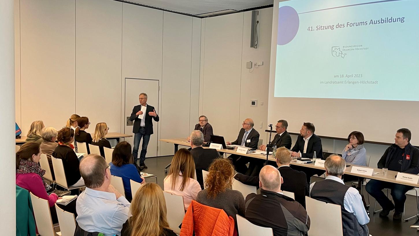 Beim 41. „Forum Ausbildung“ im Multifunktionsraum des Landratsamtes Erlangen referiert Wolfgang Mevenkamp, Geschäftsführer der Kreishandwerkerschaft Erlangen-Hersbruck-Lauf. Beim 41. „Forum Ausbildung“ im Multifunktionsraum des Landratsamtes Erlangen referiert Wolfgang Mevenkamp, Geschäftsführer der Kreishandwerkerschaft Erlangen-Hersbruck-Lauf.