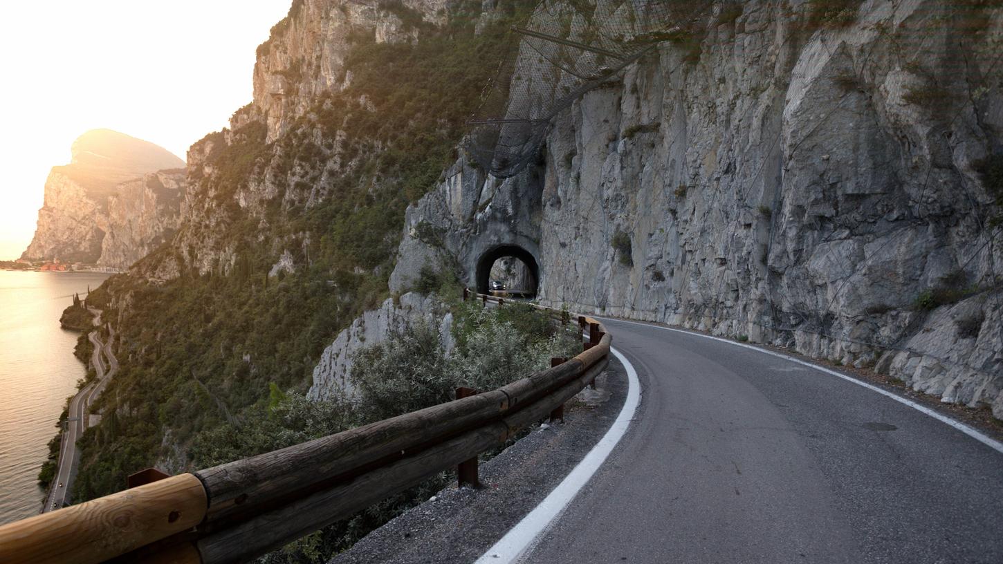 Sie ziert zahlreiche Postkarten und war bereits Kulisse eines James Bond-Films: Die Strada della Forra am Westufer des Gardasees. Sie ziert zahlreiche Postkarten und war bereits Kulisse eines James Bond-Films: Die Strada della Forra am Westufer des Gardasees.