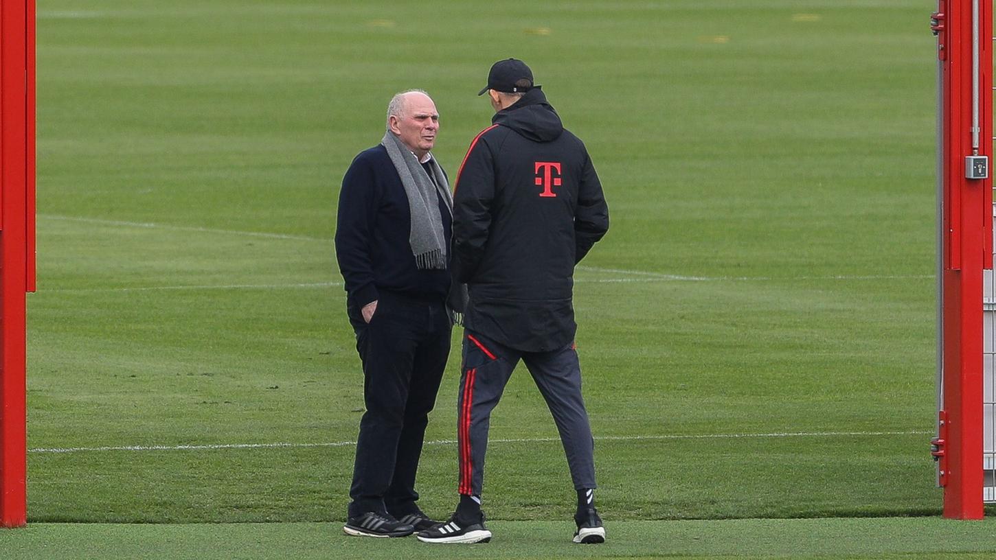 Uli Hoeneß (l) sprach mit Bayern-Trainer Thomas Tuchel.