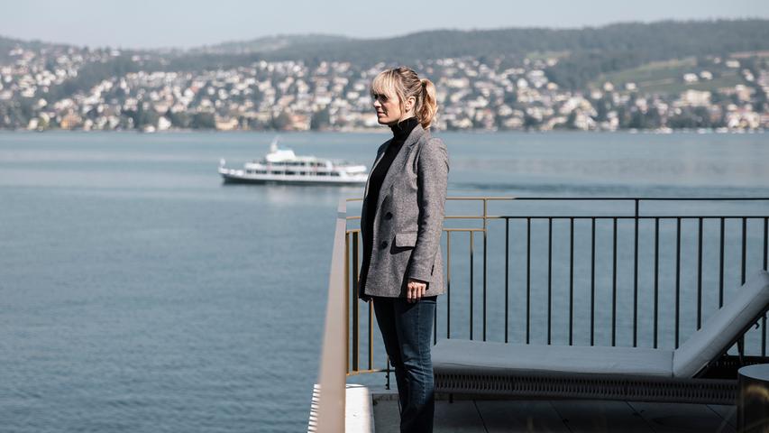 Nur kurze Zeit später stoßen Ott (Carola Schuler) und Grandjean (Anna Pieri Zuercher) auf einen weiteren Toten: Auf dem Grund des Zürichsees liegt die Leiche eines Top-Unternehmers.