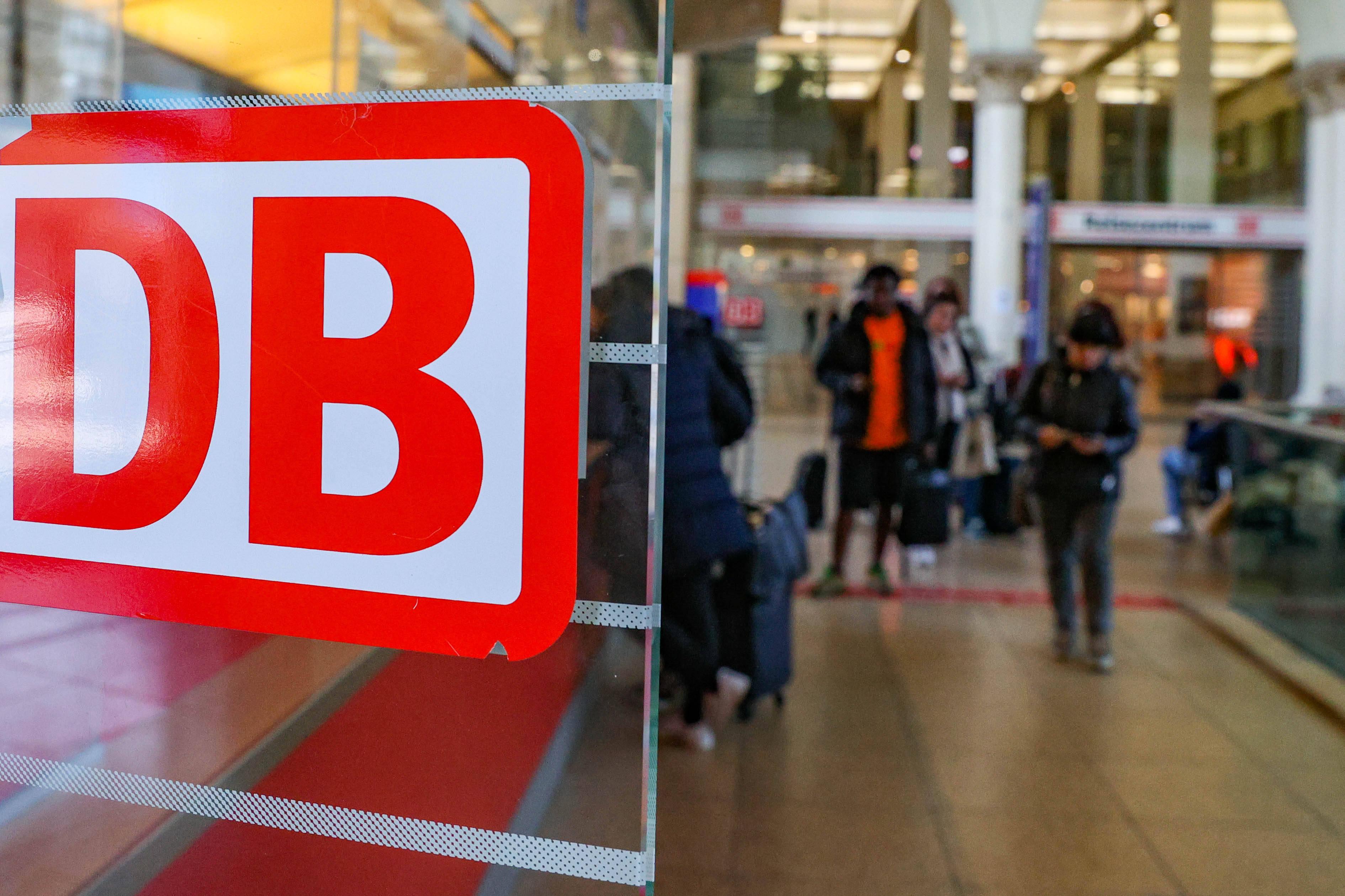 21.04.2023, Niedersachsen, Hannover: ,DB Information Schalter im Hauptbahnhof Hannover, Mit bundesweiten Warnstreiks hat