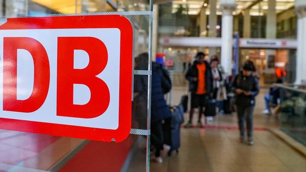 21.04.2023, Niedersachsen, Hannover: ,DB Information Schalter im Hauptbahnhof Hannover, Mit bundesweiten Warnstreiks hat